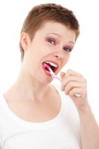femme se brosse les dents