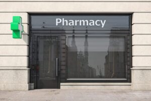Devanture d’une pharmacie à Montpellier, avec son enseigne visible depuis la rue.
