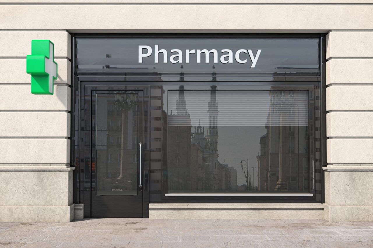 Devanture d’une pharmacie à Montpellier, avec son enseigne visible depuis la rue.